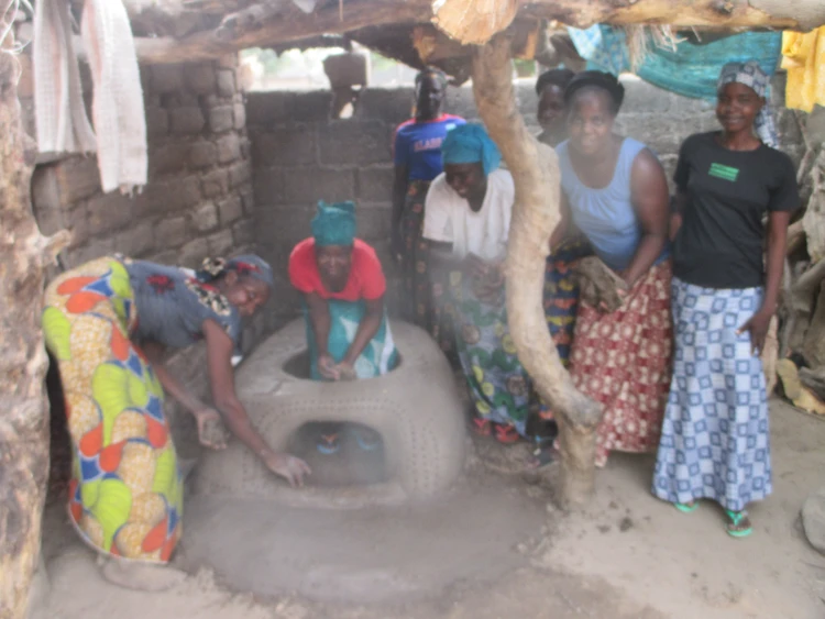 Construction d'un foyer amélioré au village